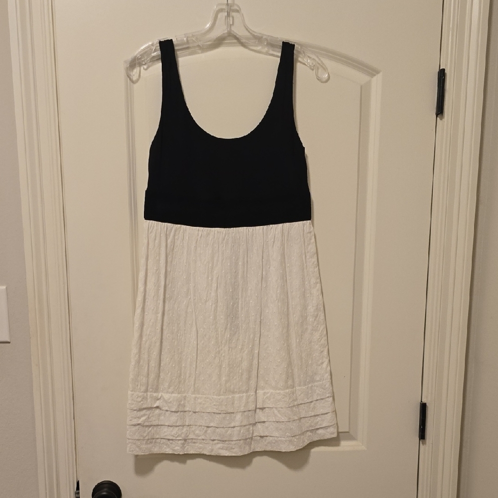 Elegant Black and White Sleeveless Dress